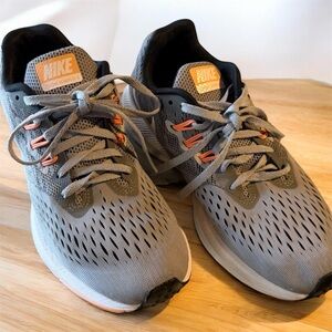 Nike Women's Zoom Winflo 4 running shoe “size 7.5”
